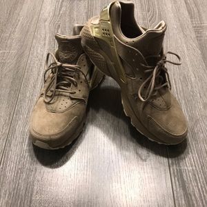 Tan and gold hurracies